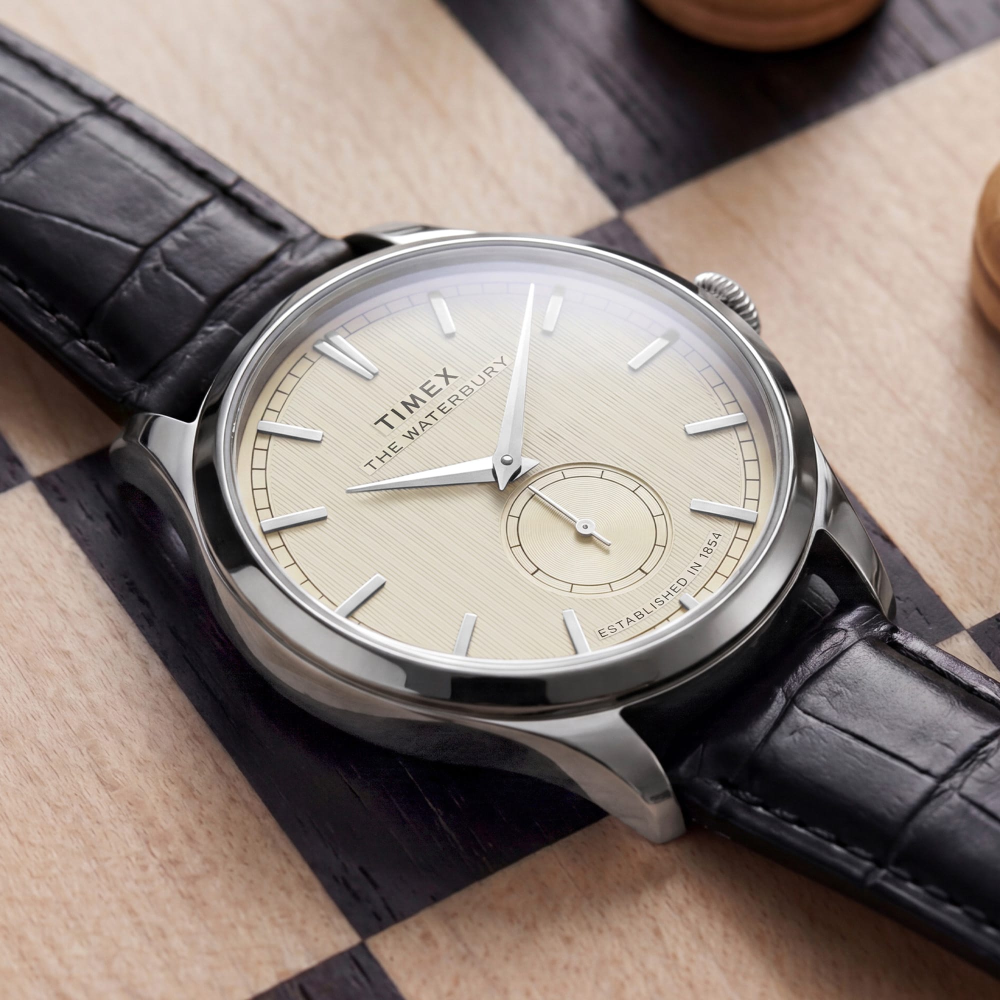 The Timex Waterbury Traditional Quartz 39mm Watch TW2Y92000 suits both the office and smart-casual dressing, worn day-to-day. The textured white dial and black leather strap bring a timeless yet fresh look to any outfit.