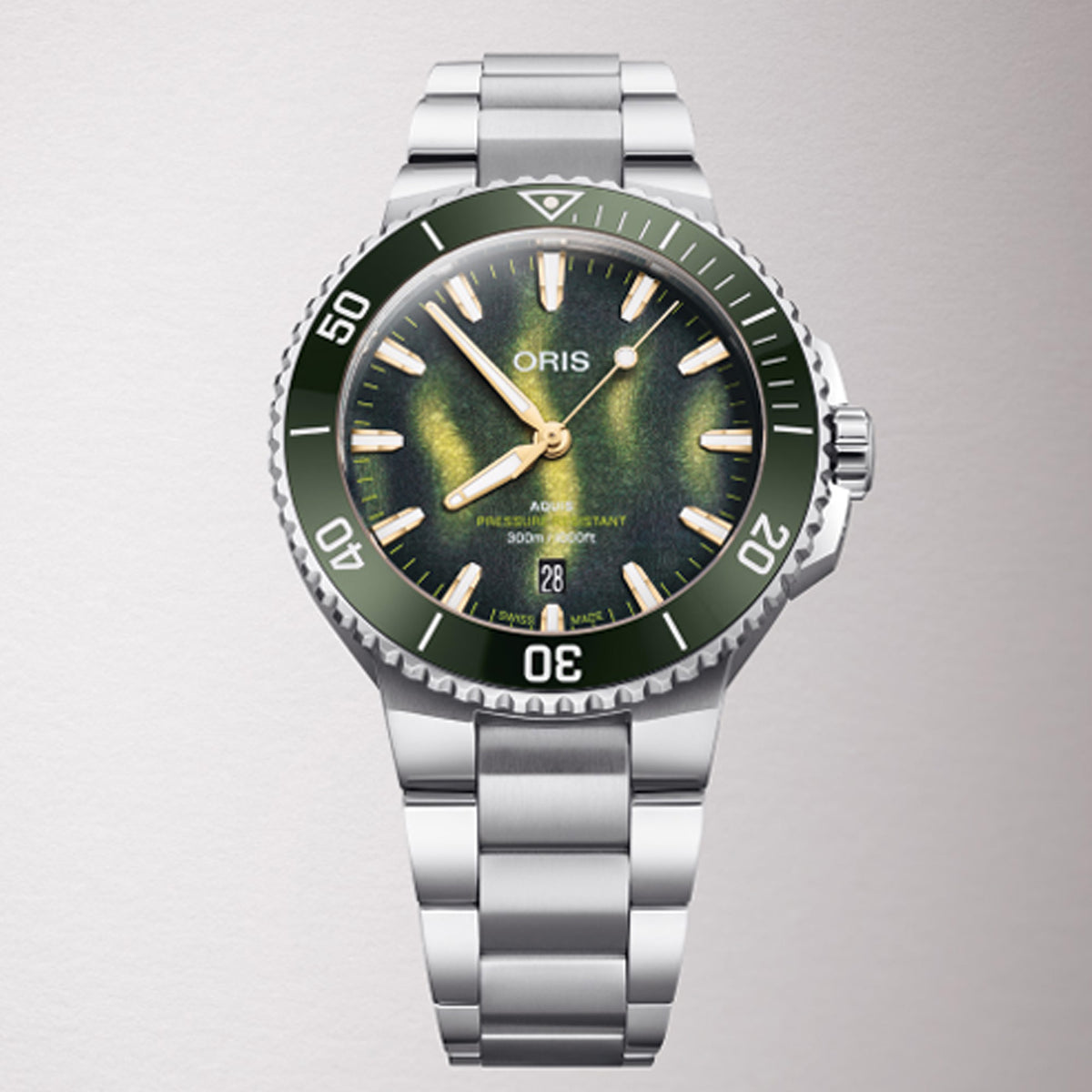 Oris Kelp Forest Aquis Limited Edition 41.50mm Men’s Automatic Watch 733 7787 4187SET — Three-quarter view showing the green ceramic unidirectional rotating bezel, screw-down crown and brushed stainless steel case profile.