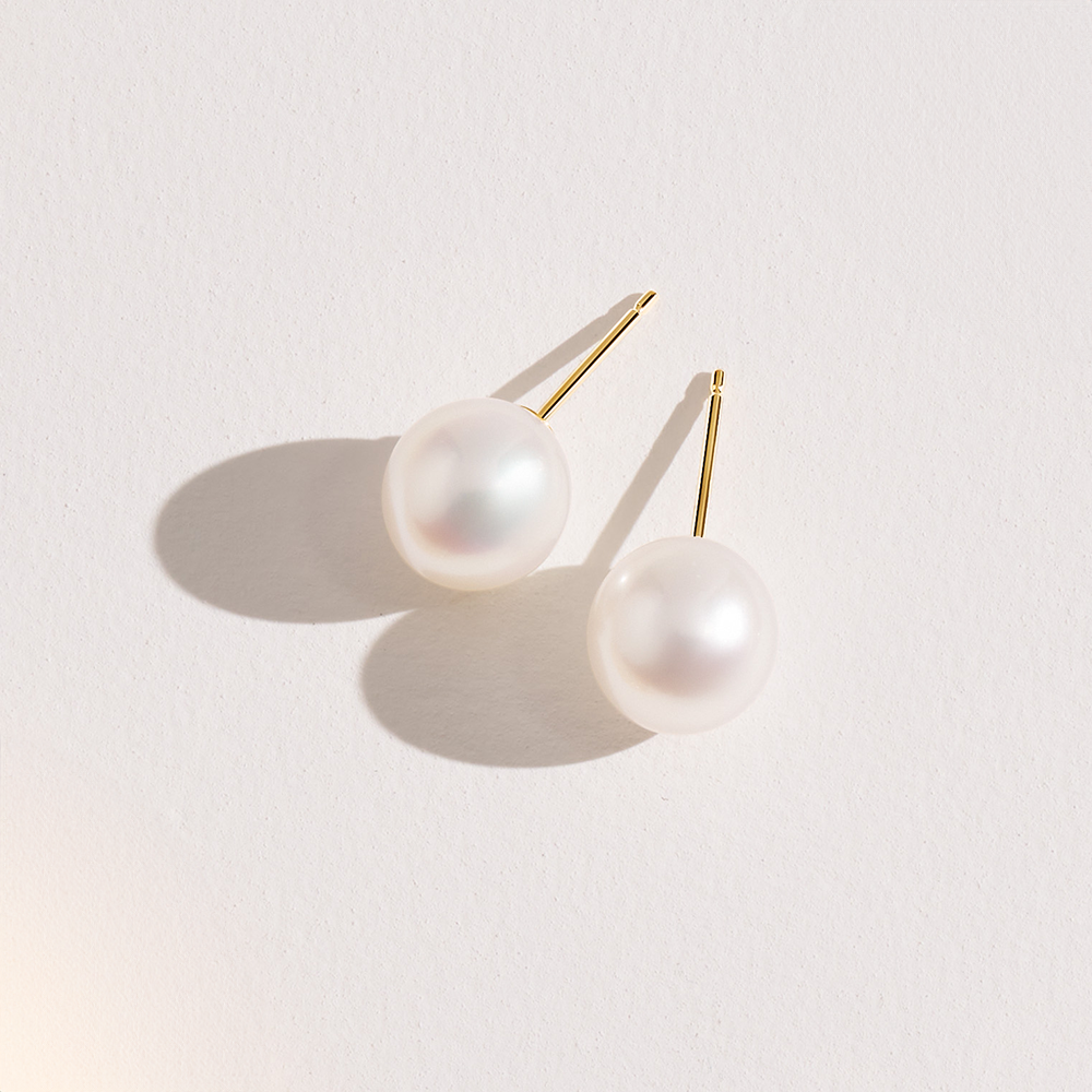 Freshwater Pearl Stud Earrings set in 9ct Yellow Gold