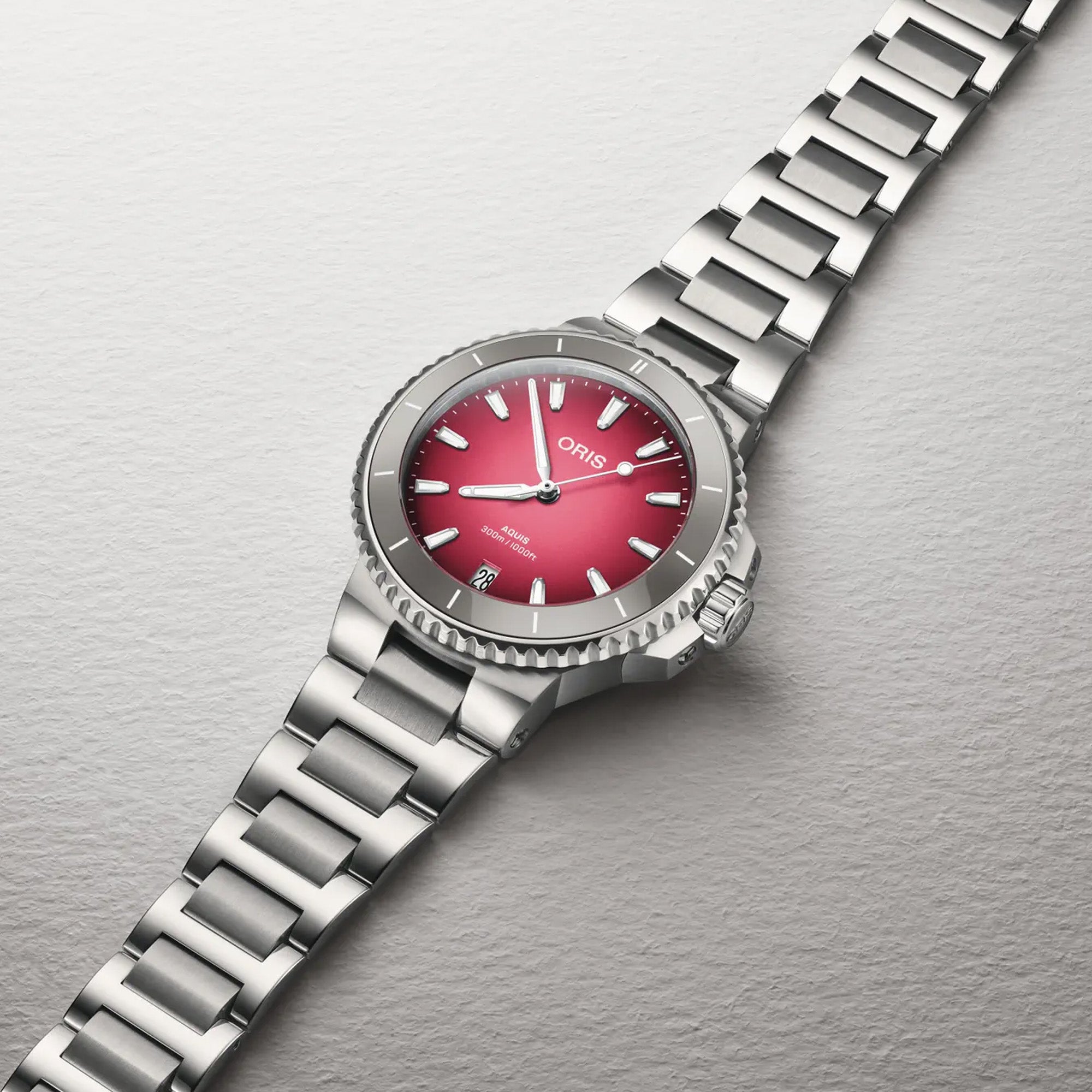 Detailed view of the Oris Aquis Date 19mm stainless steel bracelet with security folding clasp and polished links