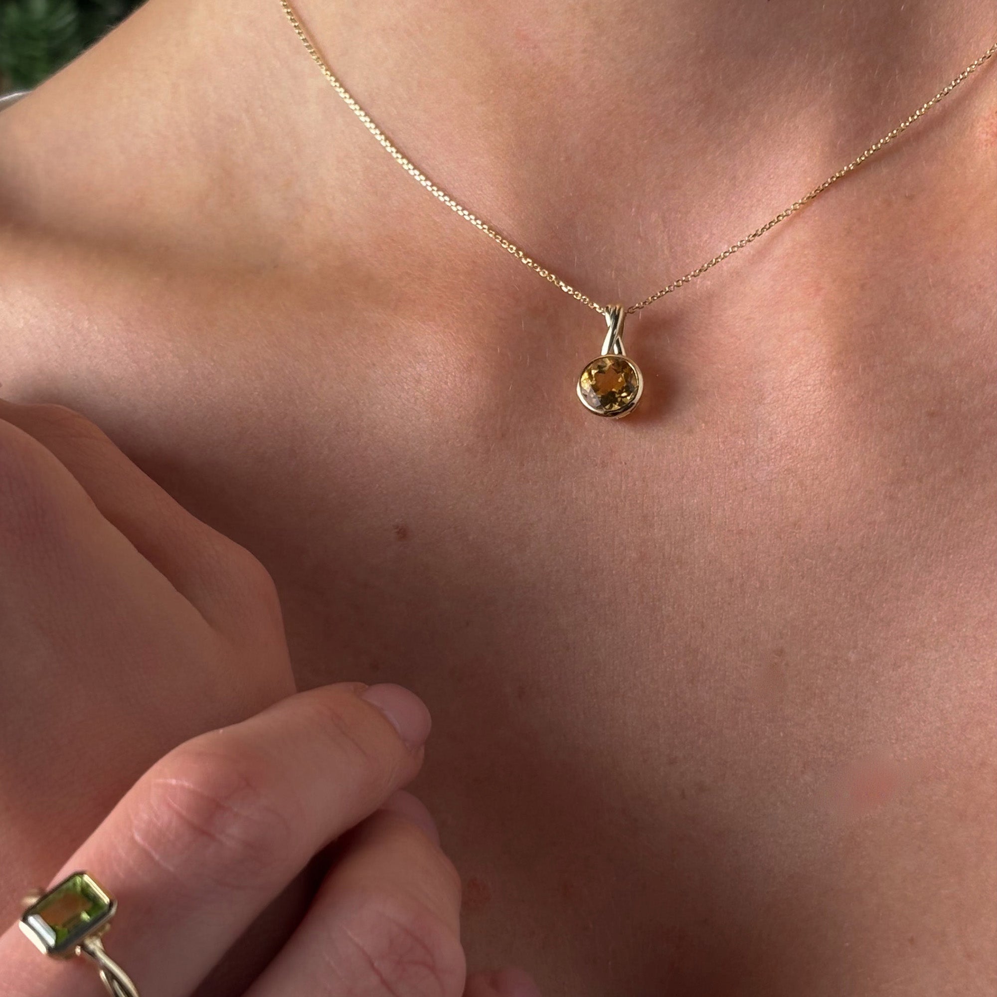 Round Citrine Twist Bezel Set Pendant in 9ct Yellow Gold