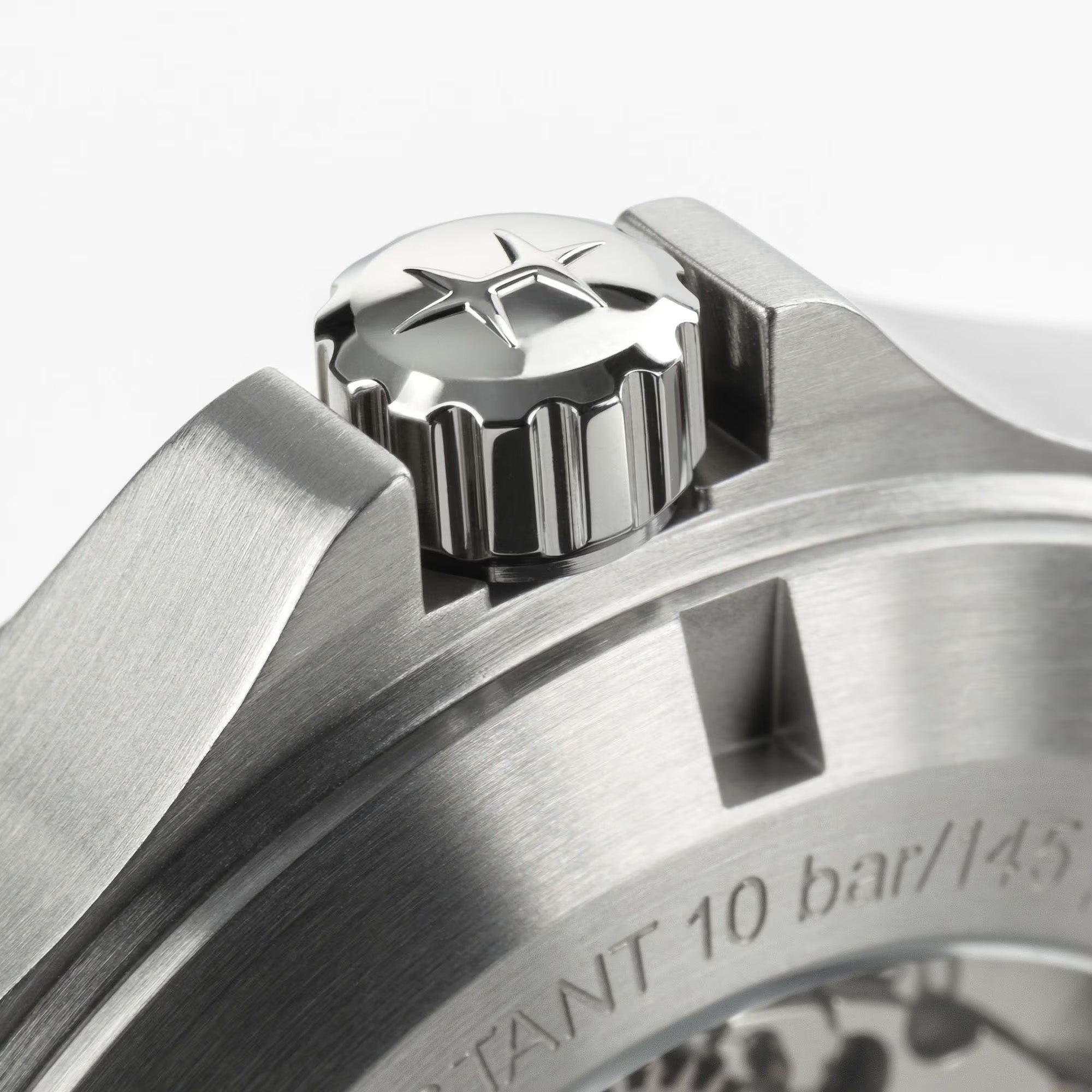 Close-up of Hamilton Khaki Field King H64475160 crown