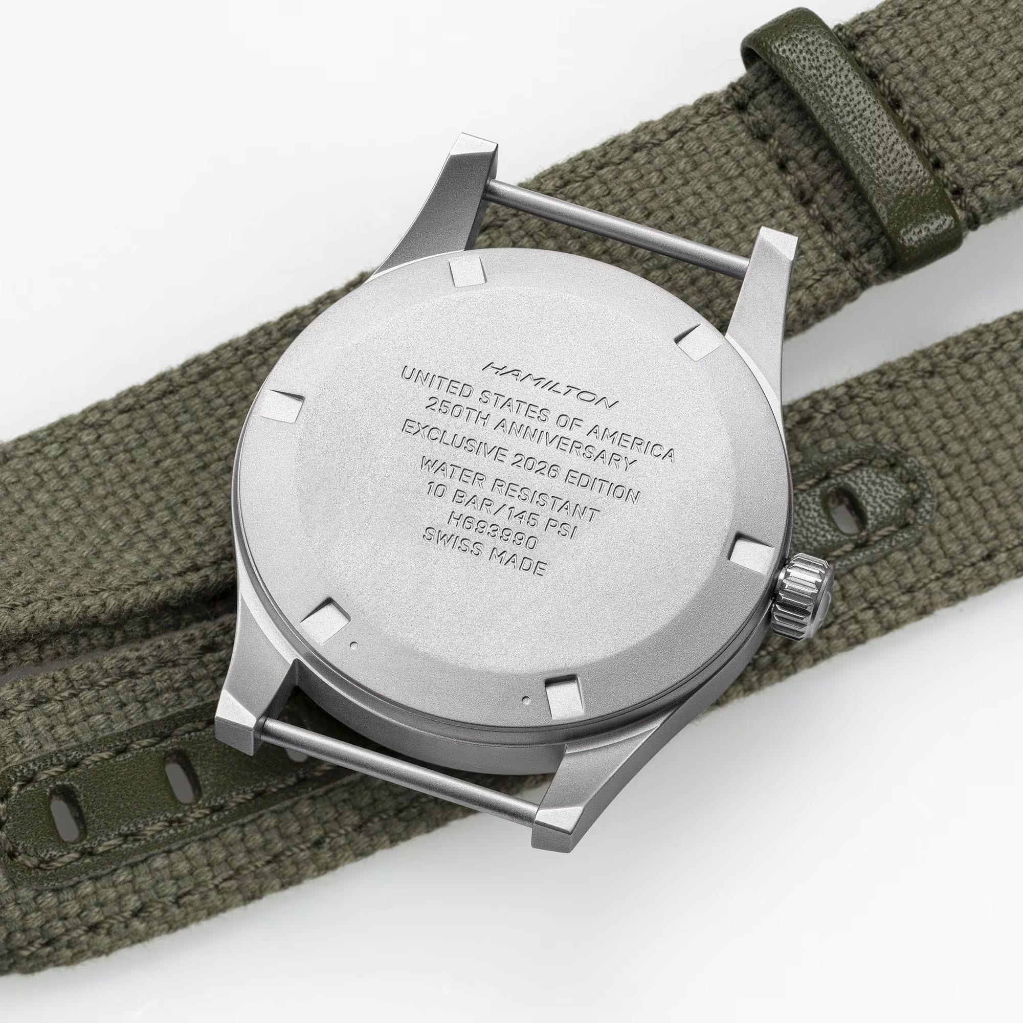Case Back: Hamilton Khaki Field Mechanical 36mm Watch H69399930 features a protective dust cover safeguarding the H-50 hand-wound movement beneath. This exclusive caliber delivers an extended 80-hour power reserve for reliable everyday timekeeping.