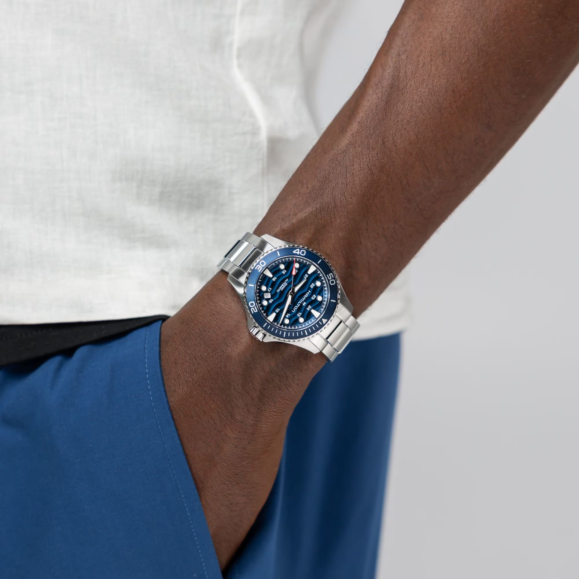 Hamilton Khaki Navy Scuba Auto 40mm Watch H82425140 is paired with a stainless steel bracelet secured by a folding clasp. Its 40mm case offers a versatile fit suited to both diving and everyday wear.