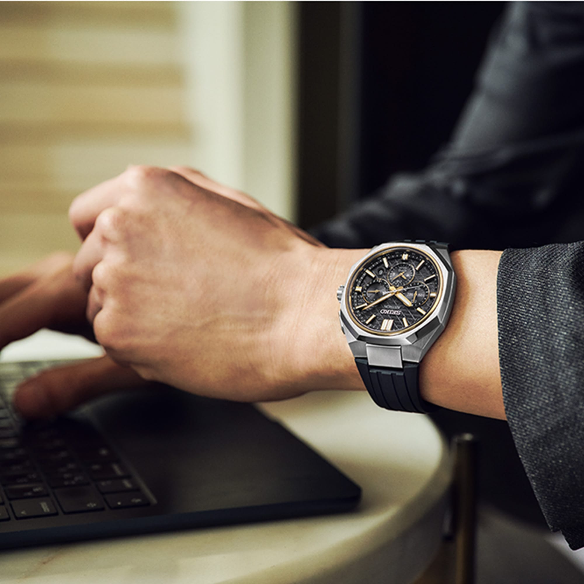 Worn on the wrist, the 43.40mm case and 50mm lug-to-lug sit within proportions suited to most adult male wrist sizes. The titanium case and silicone strap keep the watch lightweight for all-day wear.