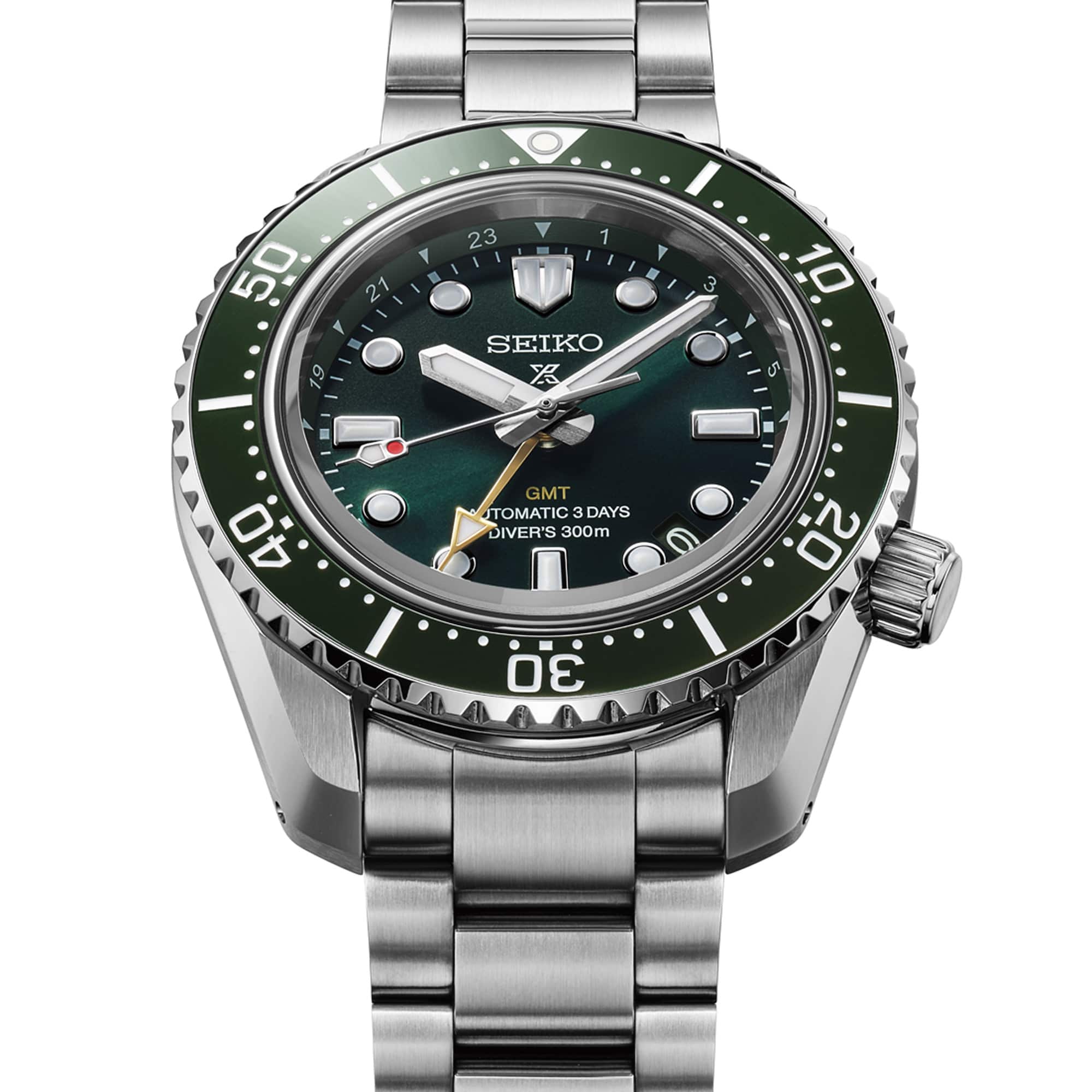 From this angle, the green ceramic bezel, textured dial and gold-tone GMT hand are visible together against the mirror-finished case profile.