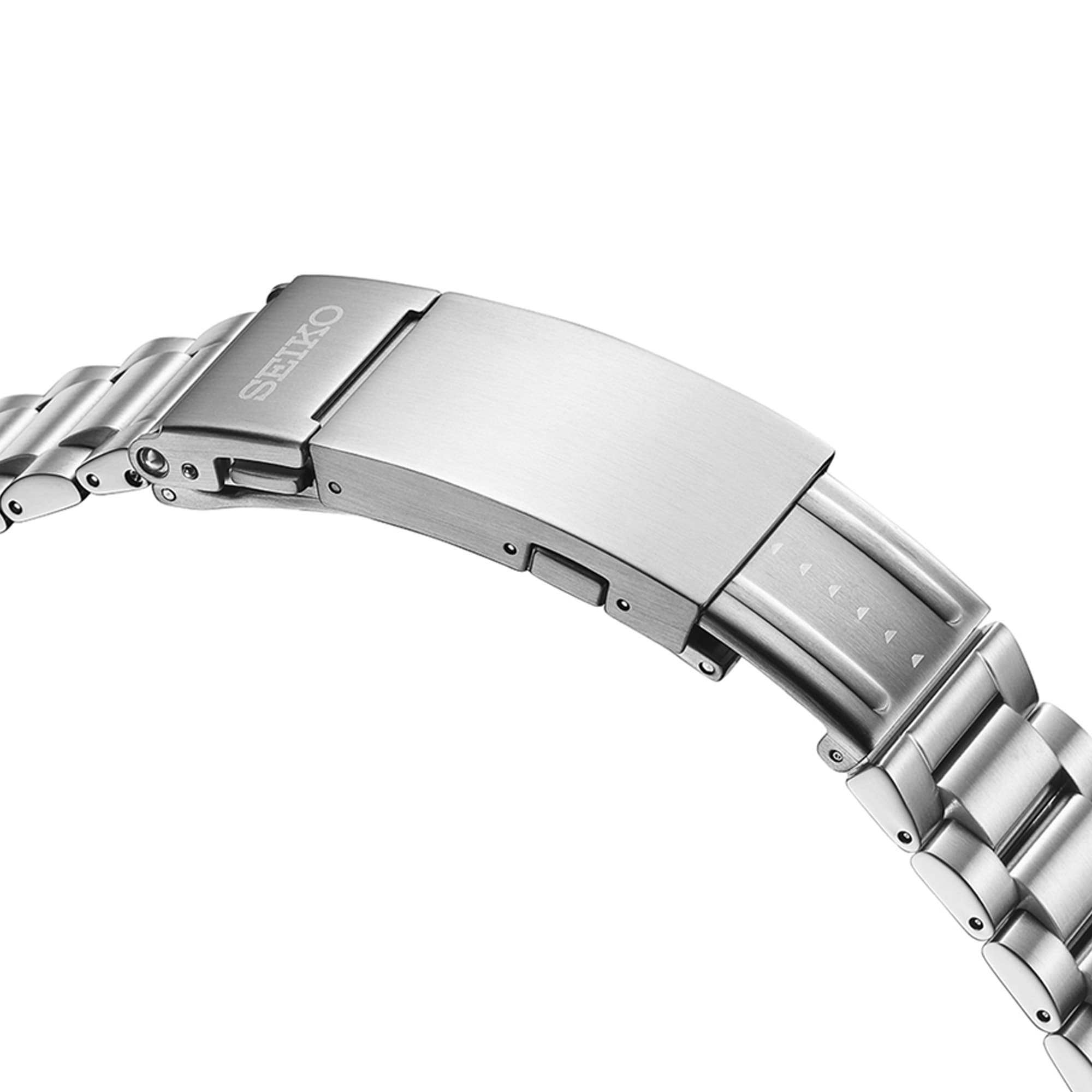 The stainless steel three-link bracelet connects to the case via a tool-free slide-adjuster clasp, adjustable in six 2.5mm steps for a comfortable fit.
