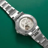 Detailed view of the Oris Aquis stainless steel bracelet with folding clasp and extendable quick-adjust system