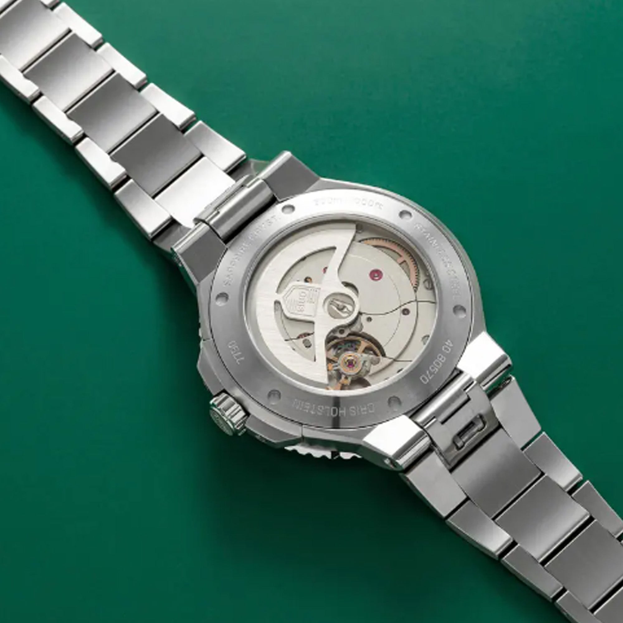Detailed view of the Oris Aquis stainless steel bracelet with folding clasp and extendable quick-adjust system