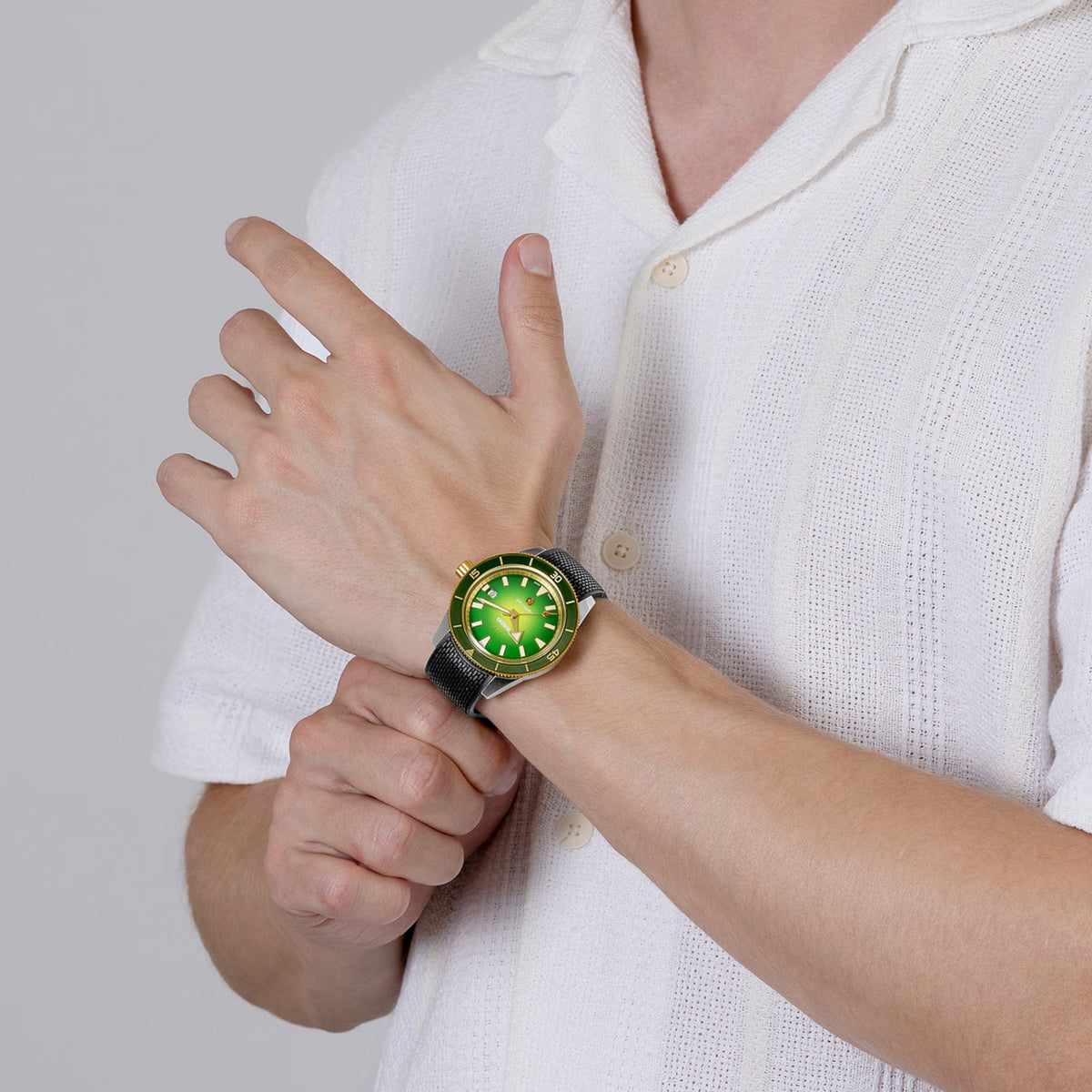 Rado Captain Cook x Cameron Green Limited Edition 42mm R32138318 worn on wrist with rubber strap – green sunray dial, gold bezel, black rubber strap, men’s 42mm automatic dive watch