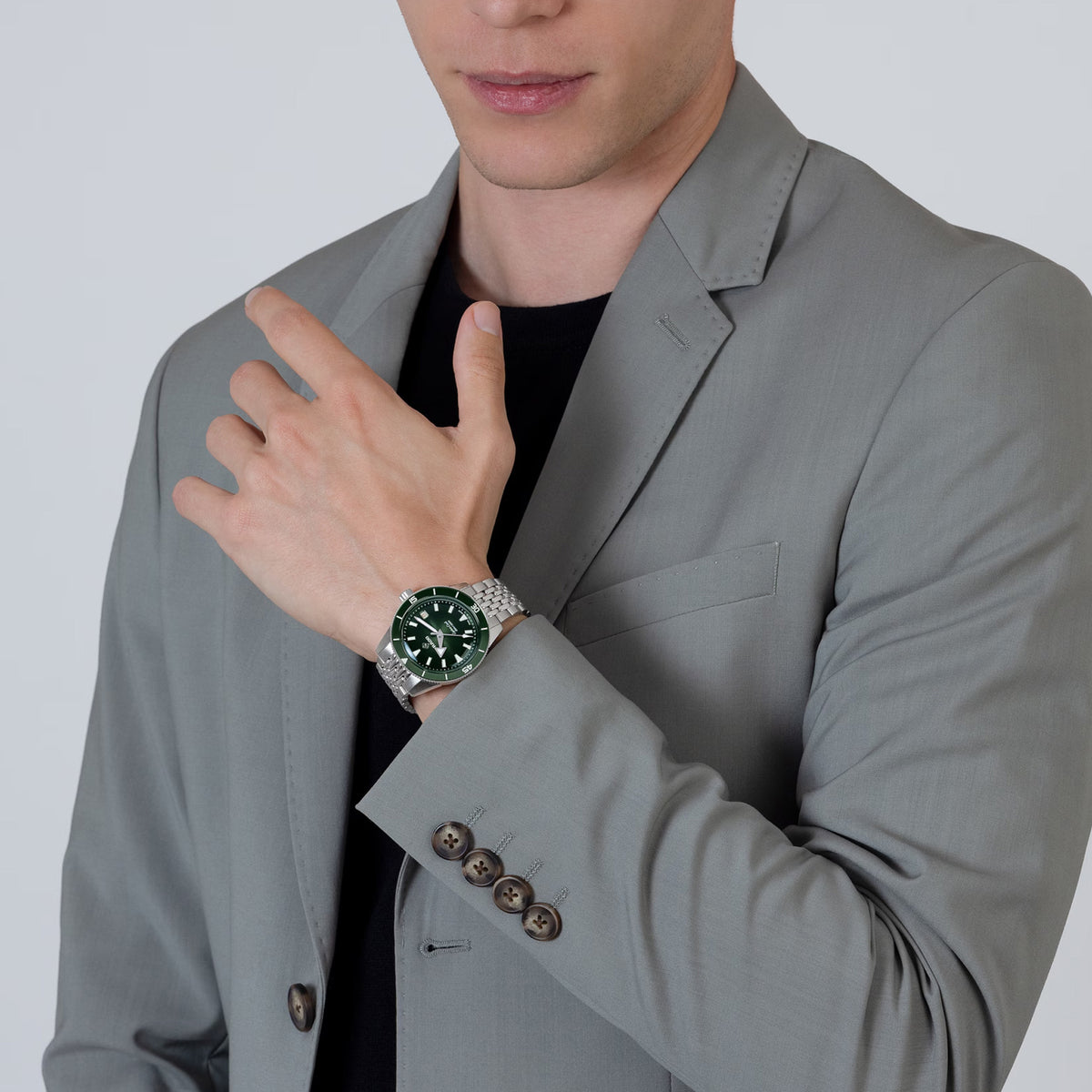 Rado Captain Cook 39mm R32223313 worn on wrist – black to green gradient dial, green ceramic bezel, stainless steel case and bracelet, mid-sized 39mm automatic dive watch shown on wrist