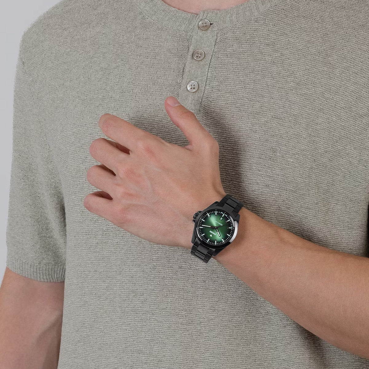 Rado Captain Cook Discover 40.7mm R32279312 worn on wrist – green gradient dial, black ceramic bezel, case and bracelet, men’s 40.7mm automatic watch shown on wrist