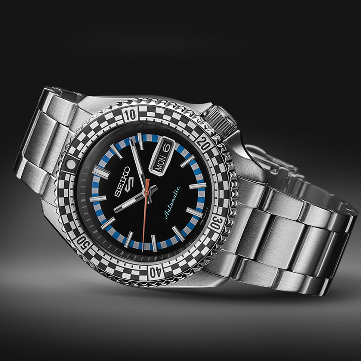 The Seiko 5 Sports SKX Series Men’s 42.50mm Watch SRPK67K shows its 42.5mm stainless steel case with a coin-edge bezel. The recessed crown sits at 4 o’clock.