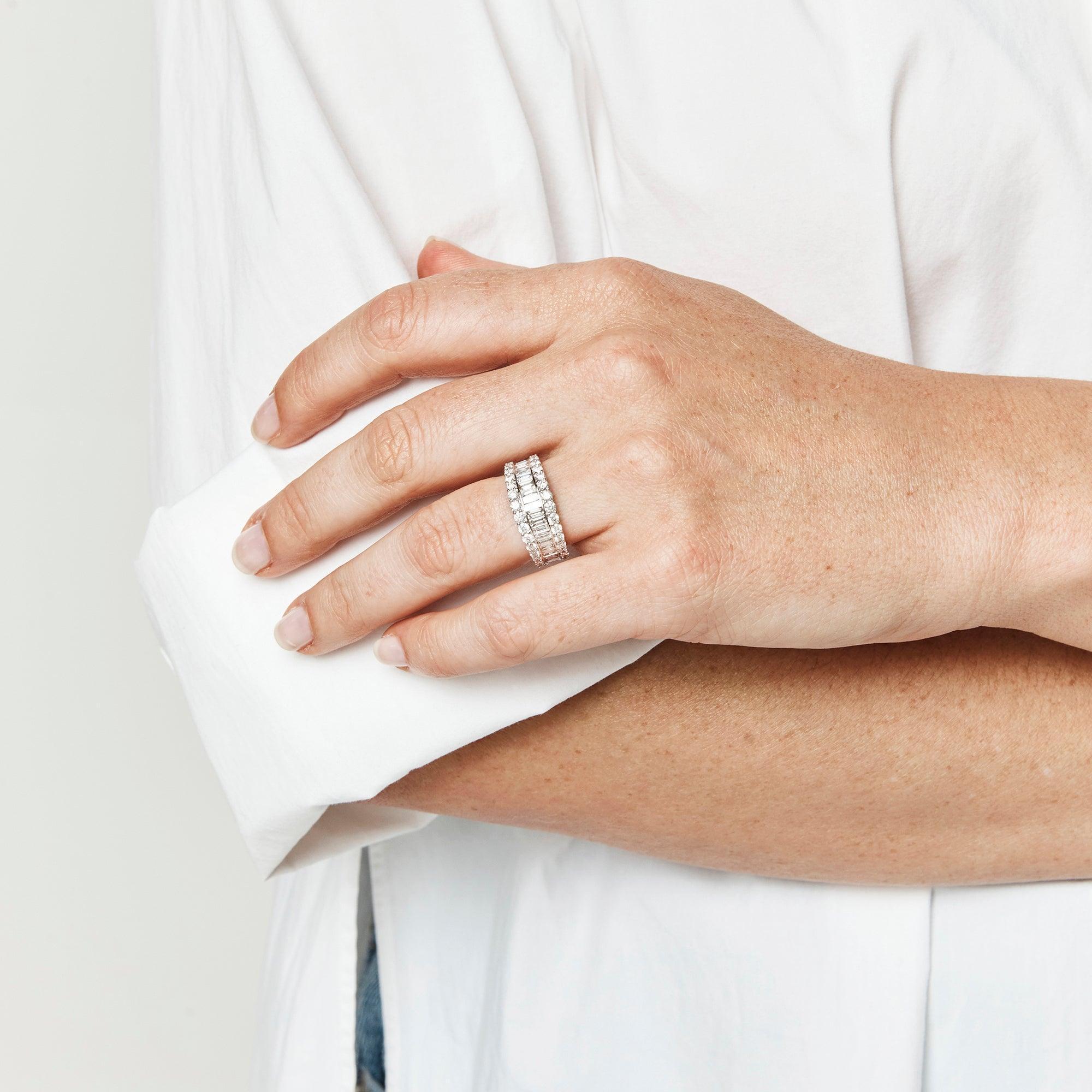 Round Brilliant Cut & Baguette Diamond Ring in 18ct White Gold