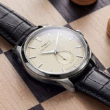 The Timex Waterbury Traditional Quartz 39mm Watch TW2Y92000 suits both the office and smart-casual dressing, worn day-to-day. The textured white dial and black leather strap bring a timeless yet fresh look to any outfit.