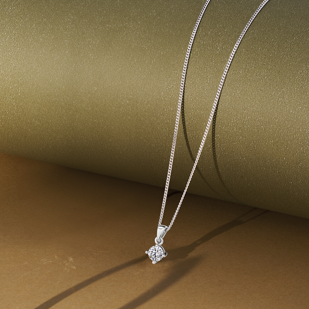 Diamond Solitaire Pendant in white Gold on a chain
