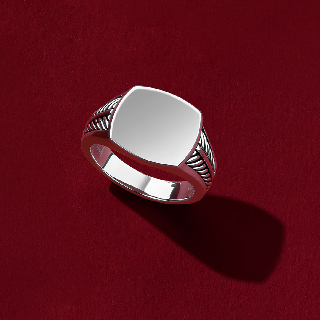 Front-on view of the Wallace Bishop Gents Signet Ring in Sterling Silver, reference 49RRP002V. The men’s signet ring features a polished cushion-shaped face with rope detailing on the shoulders.