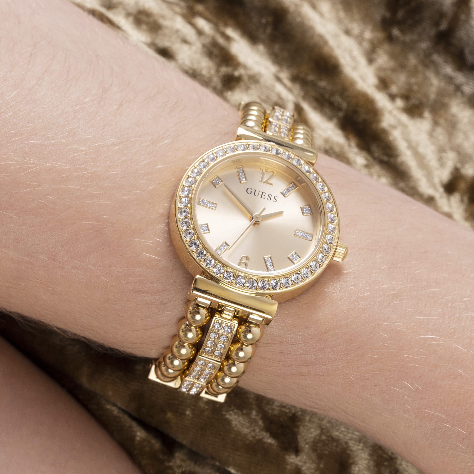 Worn on the wrist, the Guess Gala sits comfortably thanks to its petite 30mm case size. The champagne dial and crystal bracelet add refined sparkle to any formal or everyday outfit.