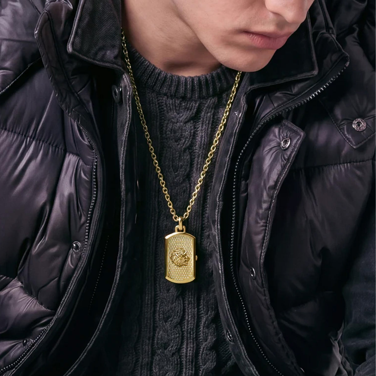 Worn as a necklace, the Guess GW1141G2 hangs from its 26 inch linked chain as a statement pendant. The gold-tone case and glitz dial add high-shine attitude over knitwear or jackets.