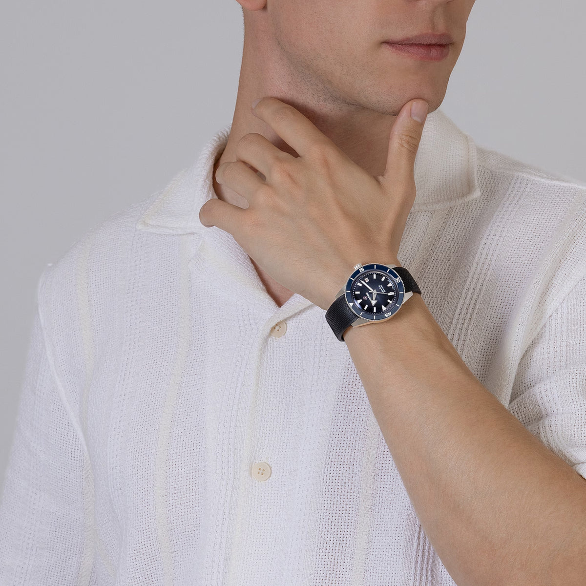 Rado Captain Cook 39mm R32223229 worn on wrist – blue to black gradient dial, ceramic bezel, polished stainless steel case, black rubber strap, mid-sized 39mm automatic dive watch shown on wrist