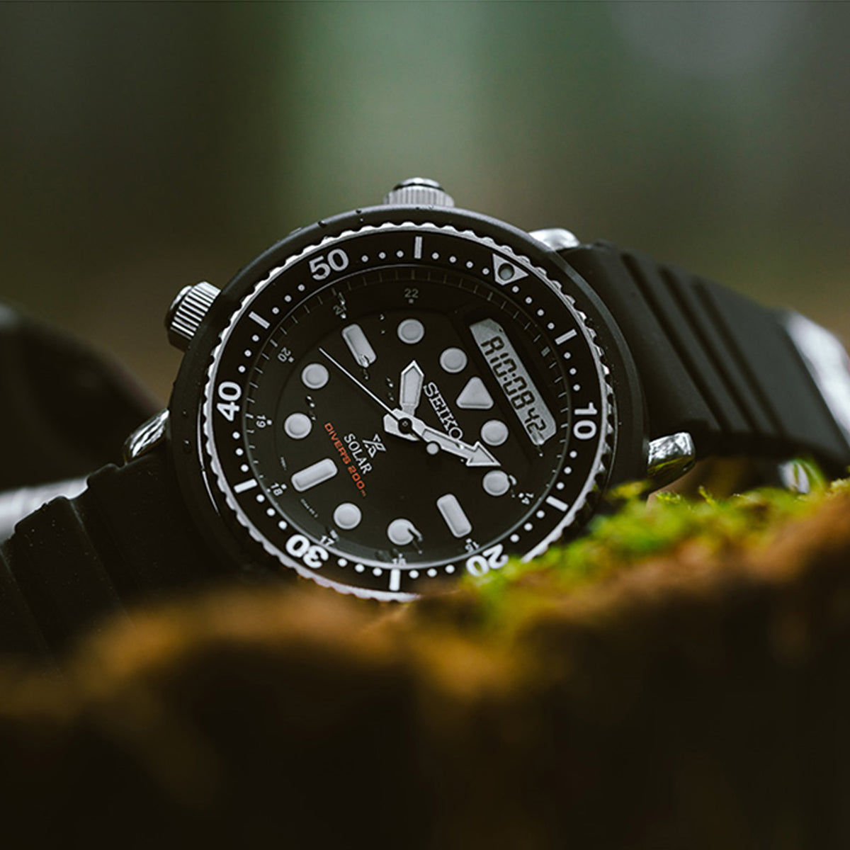 The Seiko Prospex Solar Alarm Chronograph Men’s 47.80mm Diver’s Watch SNJ025P reveals the dial’s analogue and digital display and luminous markers in close detail.