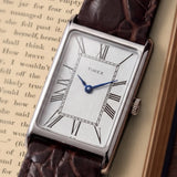 The Timex Lexington Quartz 21mm Watch TW2Y88200 suits both formal occasions and everyday dressing, worn day-to-day. The silver dial and brown leather strap bring 1970s minimalist elegance to any outfit.