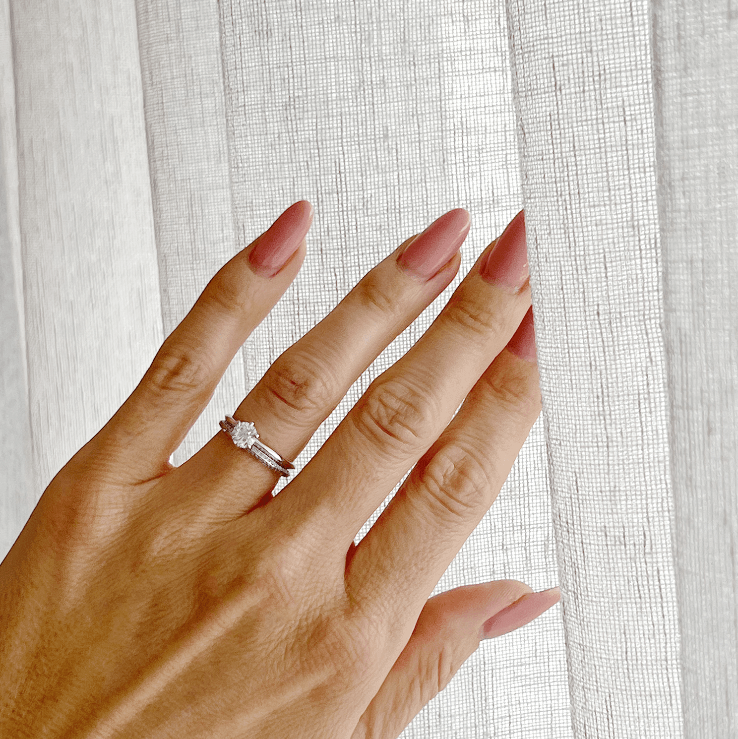 Am re 0.70 Carat TW Diamond Solitaire Engagement Ring set in Platinum