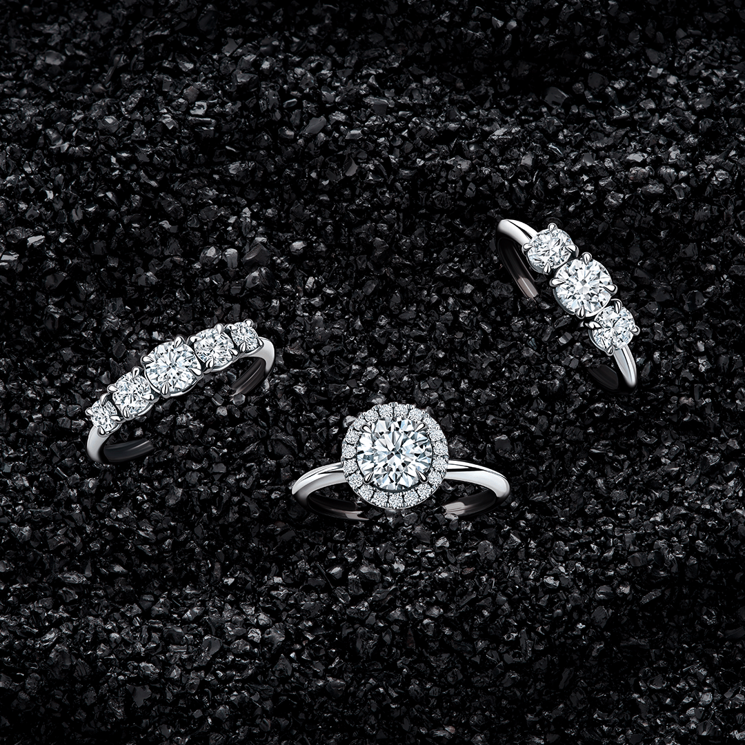 Am re 1.00 Carat TW Diamond Three Stone Engagement Ring set in