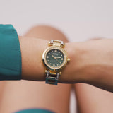 Worn on the wrist, the Guess Ginger sits comfortably thanks to its self-adjustable chain bracelet. The green sunray dial and gold-tone case add a jewellery-inspired touch to any outfit.